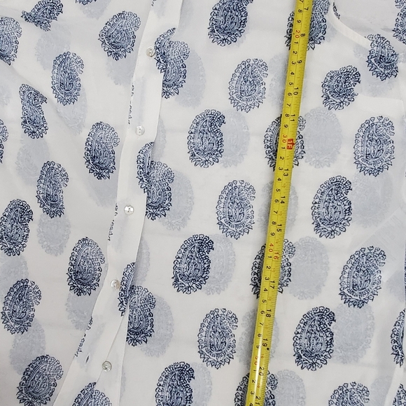 Sleeveless blouse in airy chiffon. Collar, buttons at front, and a rounded hem. - Picture 7 of 11